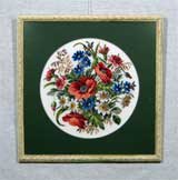 Вышивка «Полевые цветы» 31х31
(рамка деревянная, стекло антибликовое, оргалит, установка, паспарту, овальный вырез в паспарту, натяжка)
