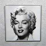 Ч/б постер «Мэрилин Монро» 43х43
(рамка алюминиевая, стекло антибликовое, задник, установка работы в раму, накатка)
